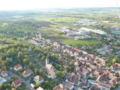 Blick über die Stadt Burgbernheim aus einem Heißluftballon