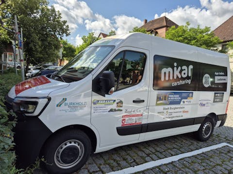 Das mikar Fahrzeug mit seiner auffälligen Beschriftung ist nicht zu übersehen