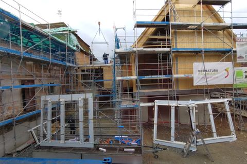 Der Neubau erhält Fenster