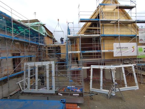 Der Neubau erhält Fenster