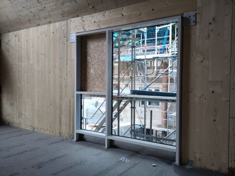 Die Fensterbaufirma Guttendörfer hat pünktlich vor dem Weihnachtsfest die Fensterverglasung eingebaut