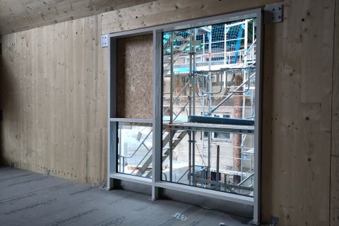 Die Fensterbaufirma Guttendörfer hat pünktlich vor dem Weihnachtsfest die Fensterverglasung eingebaut