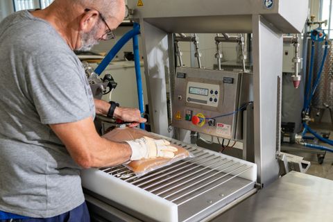 Abfüllanlage der Mosterei. Abgefüllt wird der frisch gepresste Saft in haltbare "Bag-in-Boxen"