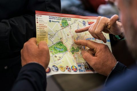 Touristen orientieren sich an einem Stadtplan