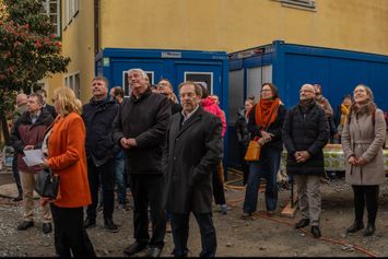 Alle Blicke sind nach oben gerichtet