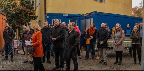 Alle Blicke sind nach oben gerichtet