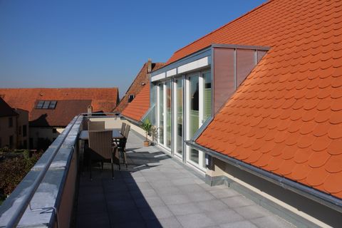 Blick auf den sonnenbeschienenen Balkon