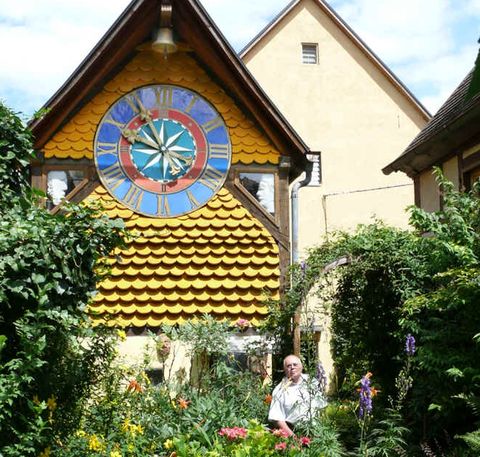 Friedrich Emmert im Garten seines Uhrenmuseums
