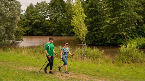 Nordic Walker am Wasser