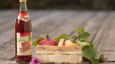 Saftflasche und Obstkorb