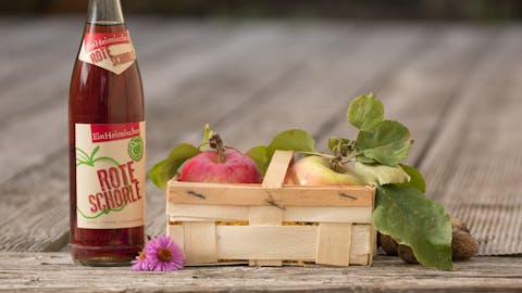 Saftflasche und Obstkorb