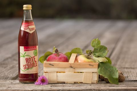 Rote Schorle EinHeimischer und Obstkorb