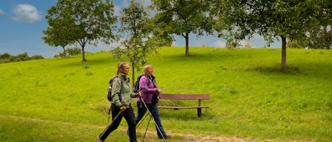 2 Personen beim Wandern in der Natur